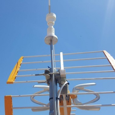 Installazione dello Spaventapasseri per Antenna sul Tetto di una Casa. Zoom sul Fissaggio del Palo con Fascette