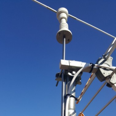 Installazione dello Spaventapasseri per Antenna sul Tetto di una Casa. Zoom sul Fissaggio del Palo. Vista dal Basso