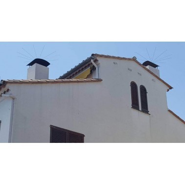 Vista della Facciata di una Casa con 2 Eolo Ragno per Impedire agli Uccelli di Posarsi