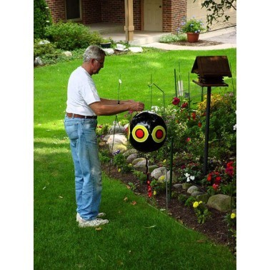 Pallone Spaventapasseri Scare Eyes installato nel giardino