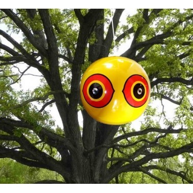 Pallone Spaventapasseri Scare Eyes installato sull'albero