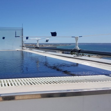 Due StopGull Air Installati su una Piscina Galleggiante con Supporto Tessile Railing Vista Frontale