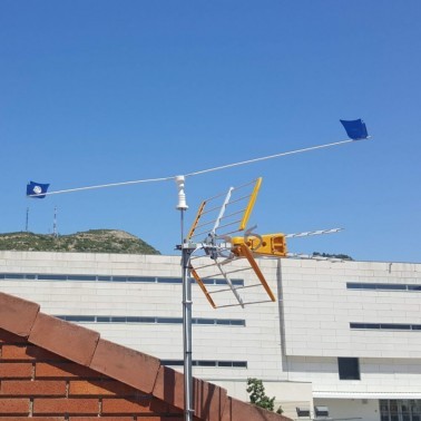 Installazione dello Spaventapasseri per Antenna sul Tetto di una Casa