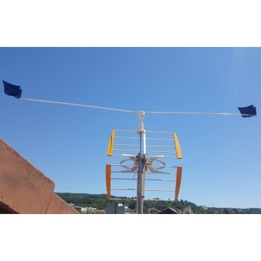 Installazione dello Spaventapasseri per Antenna sul Tetto di una Casa - Vista Frontale